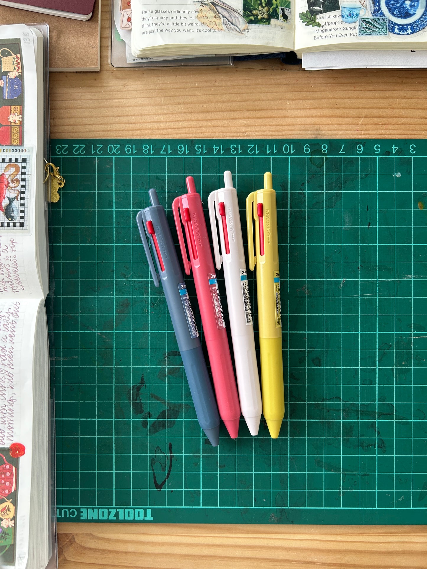 Uni Jetstream 3 colour pen (0.5mm)