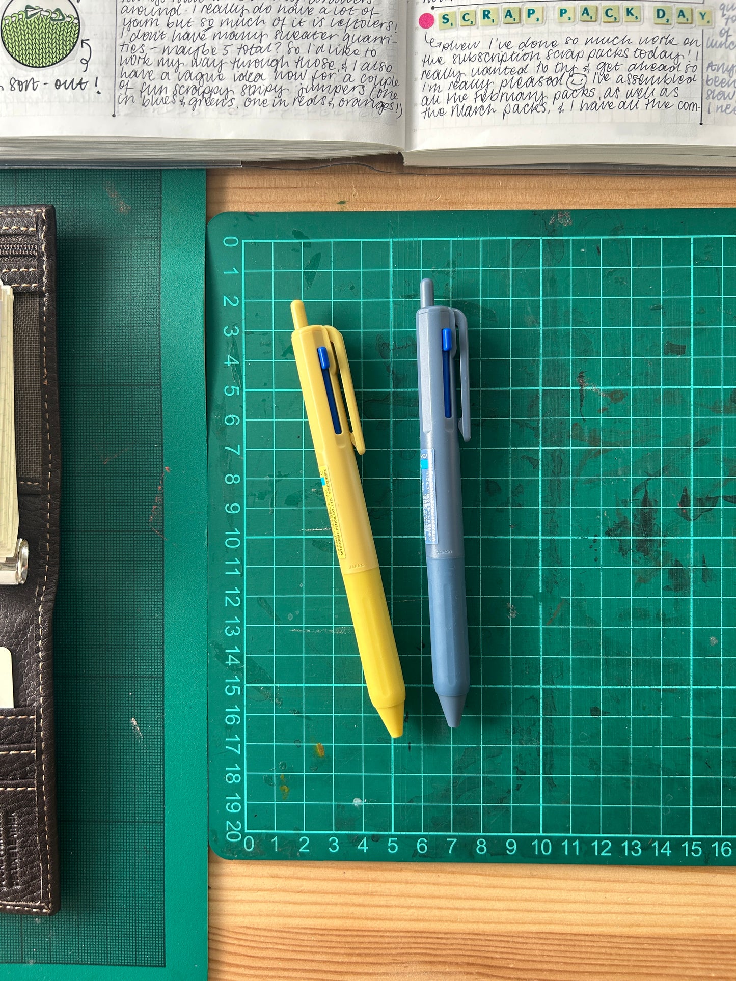 Uni Jetstream 3 colour pen (0.5mm)